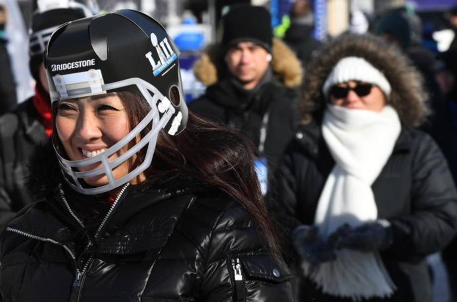 Una tifosa  gi entrata in clima Super Bowl: tiene pi caldo un casco da football o un cappuccio di pelliccia? Afp